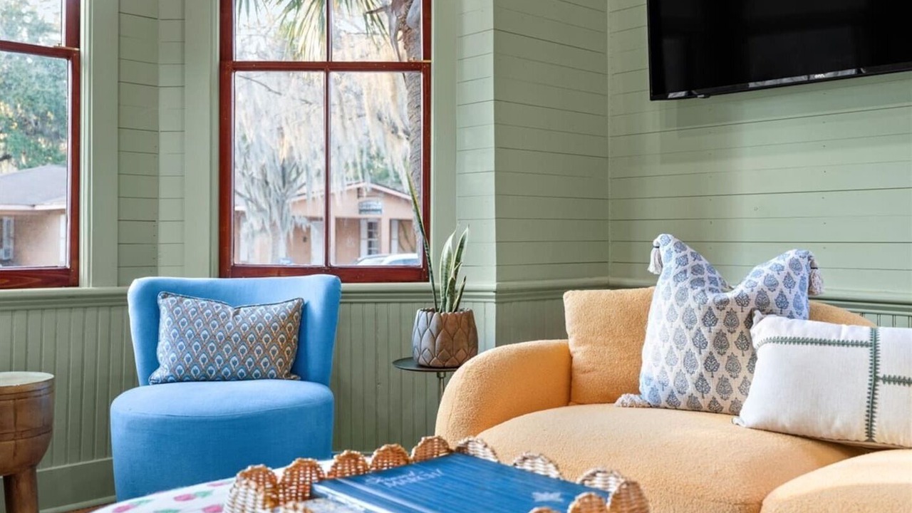 Photo of Livingroom in Northwest Quadrant