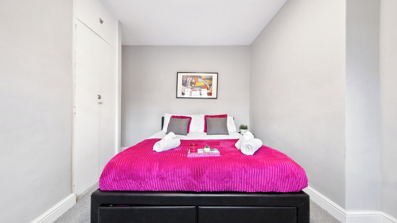 Photo of Bedroom in White City