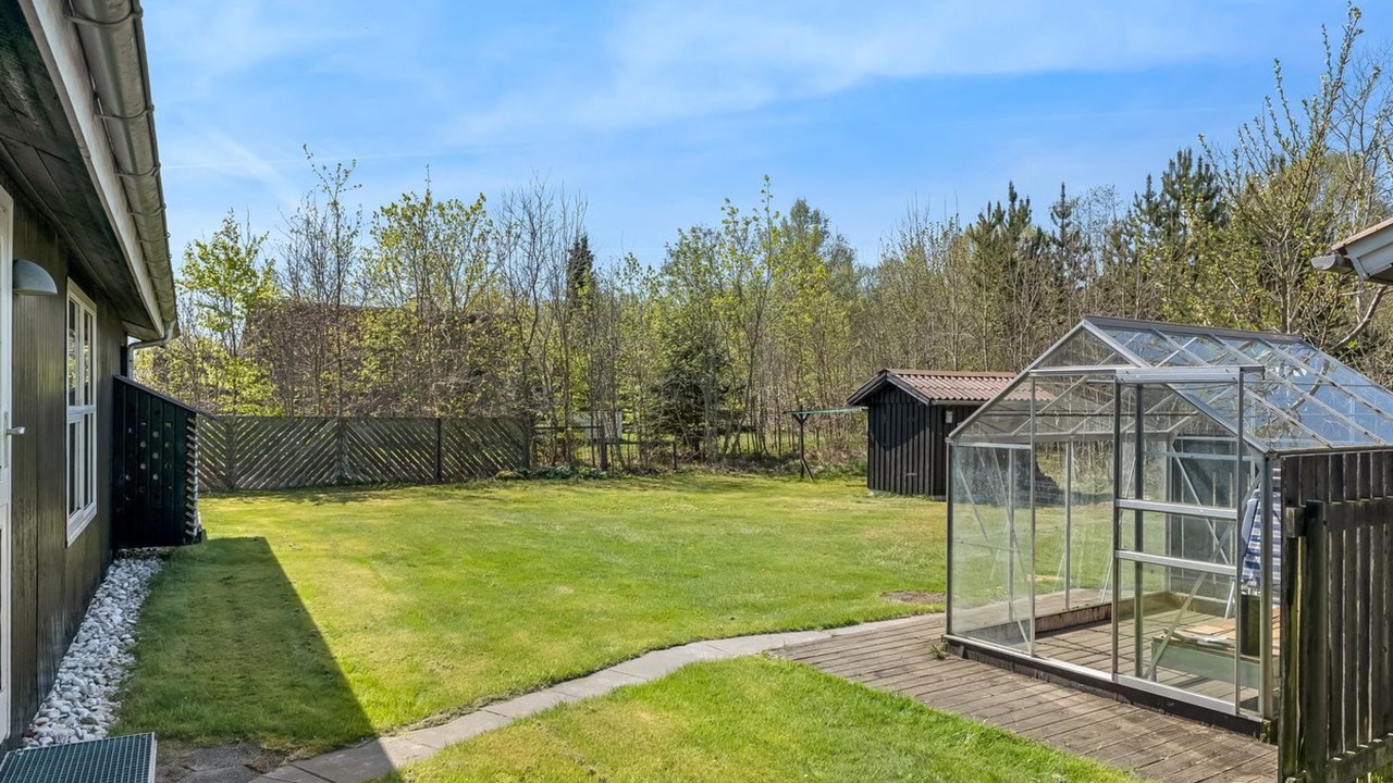 Photo of Others in Hou