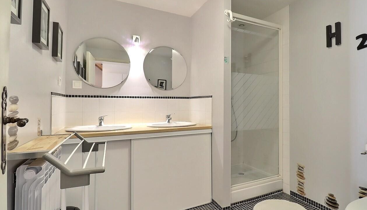 Photo of Bathroom in Saint-Coulomb