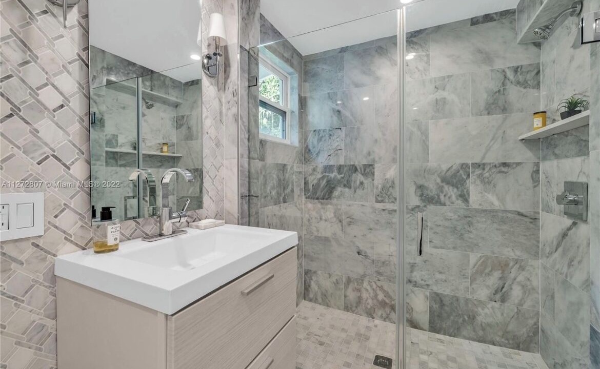 Photo of Bathroom in El Portal