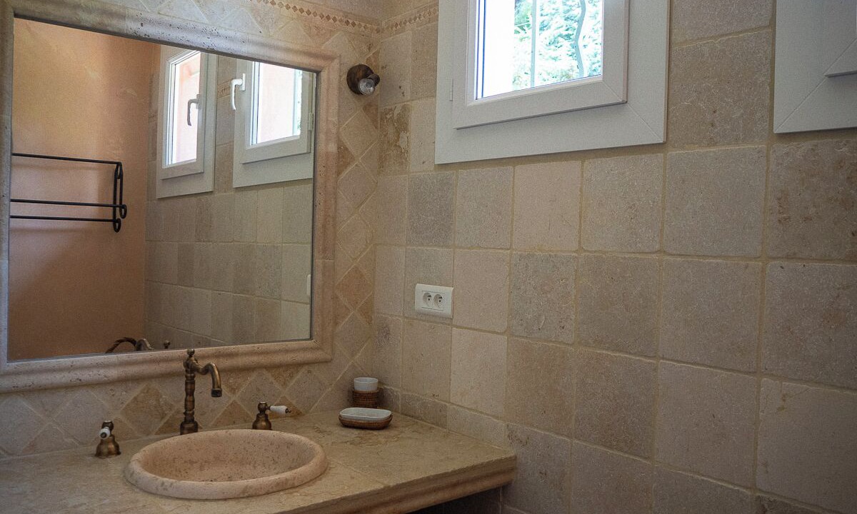 Photo of Bathroom in Saint-Etienne-les-Orgues