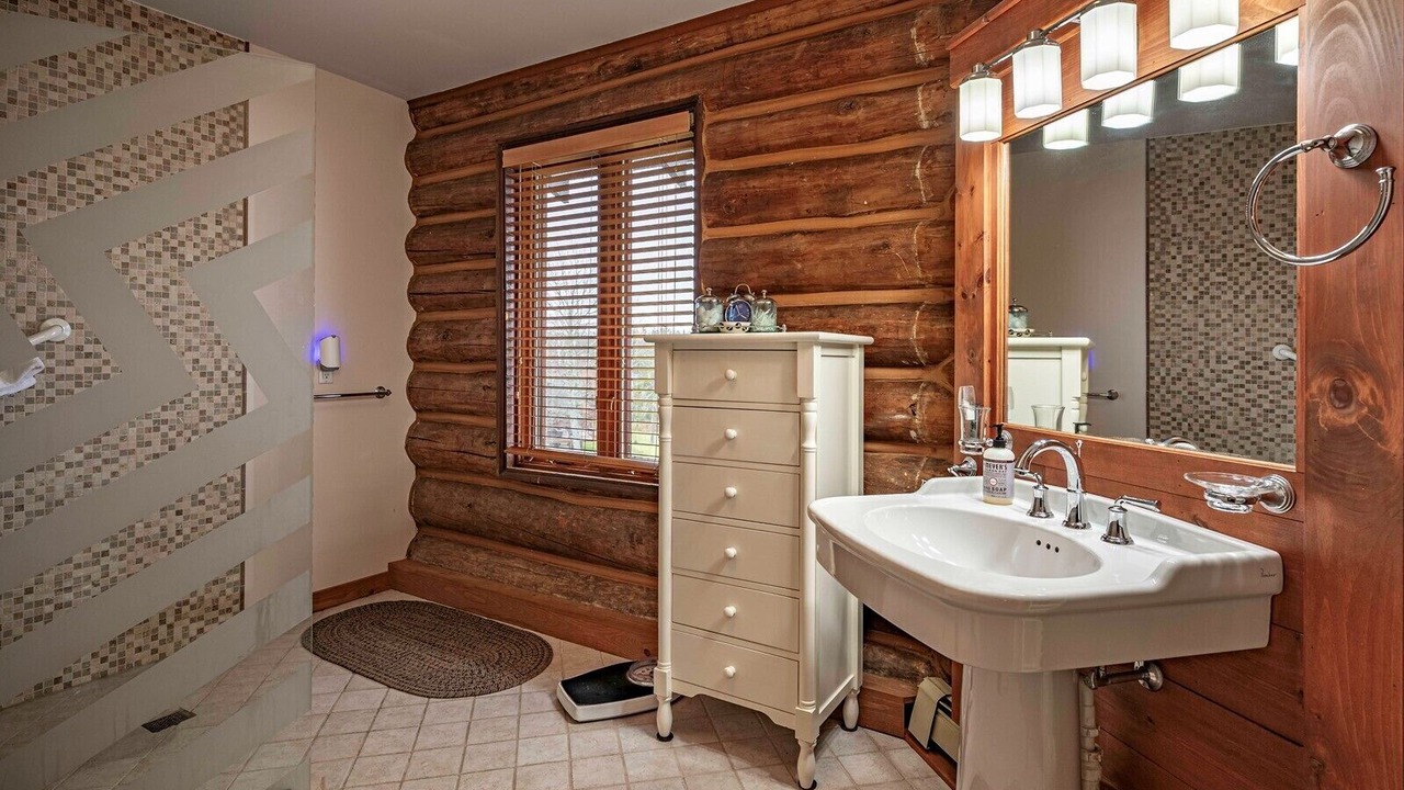 Photo of Bathroom in Town of Webb