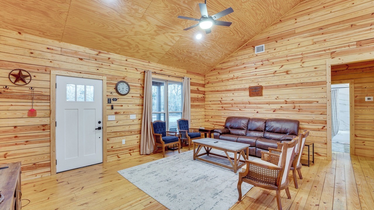 Photo of Livingroom in Waelder