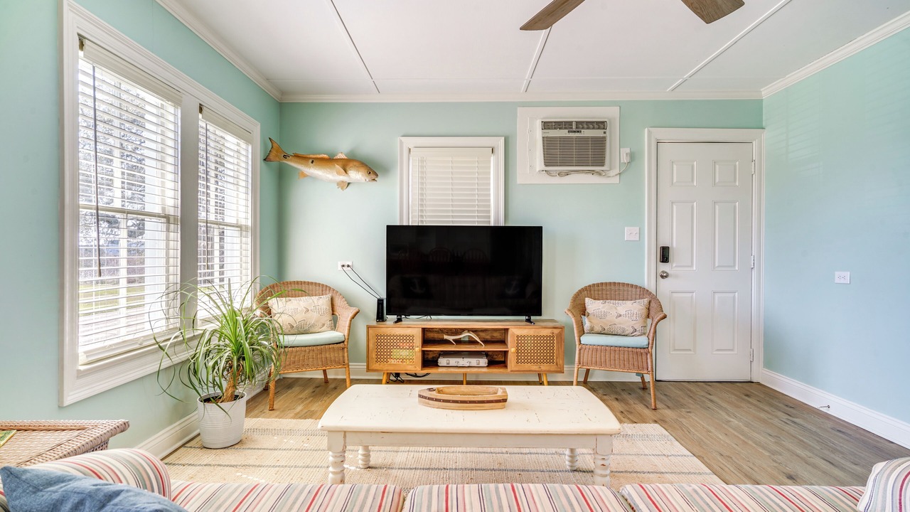 Photo of Livingroom in Cypremort Point