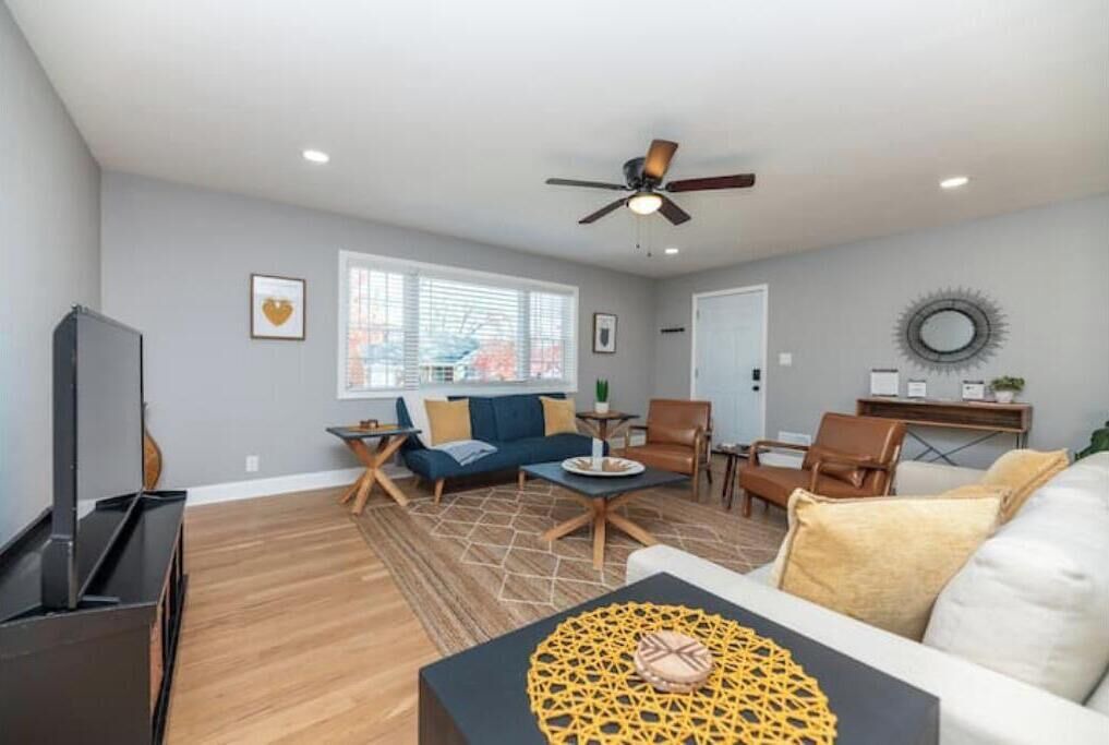 Photo of Livingroom in Roselawn Finance