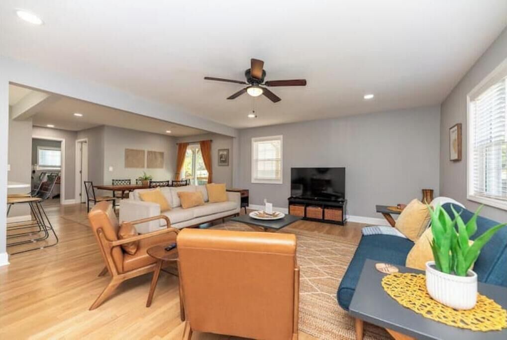 Photo of Livingroom in Roselawn Finance