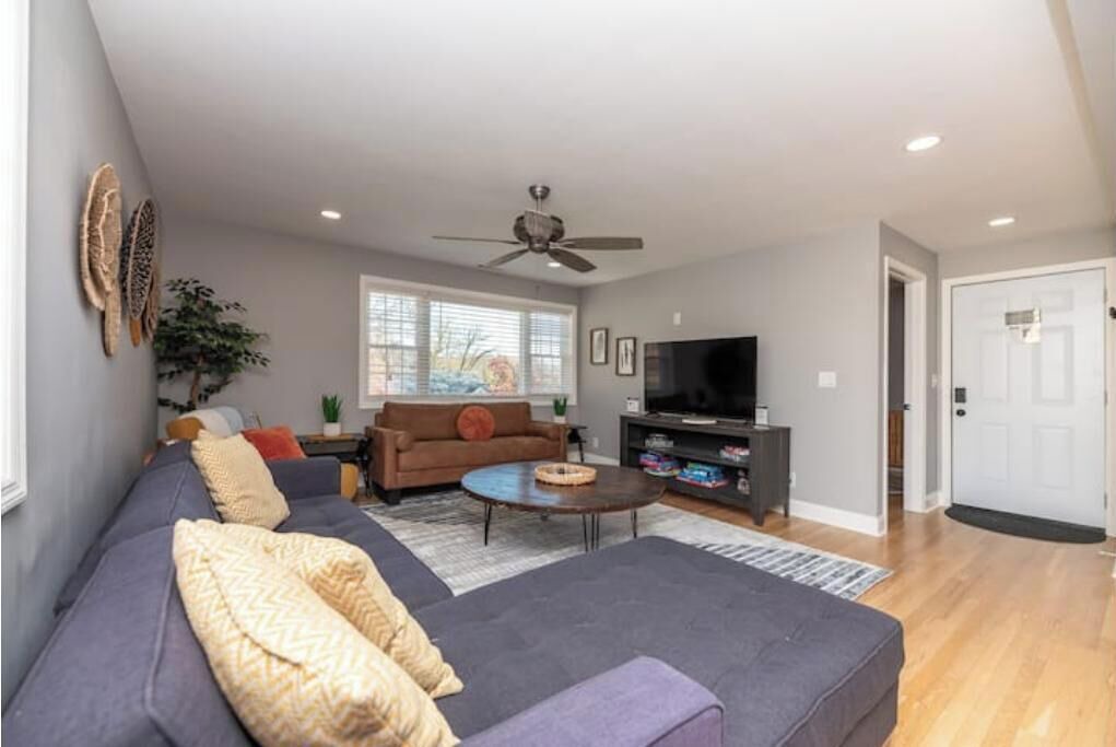 Photo of Livingroom in Roselawn Finance