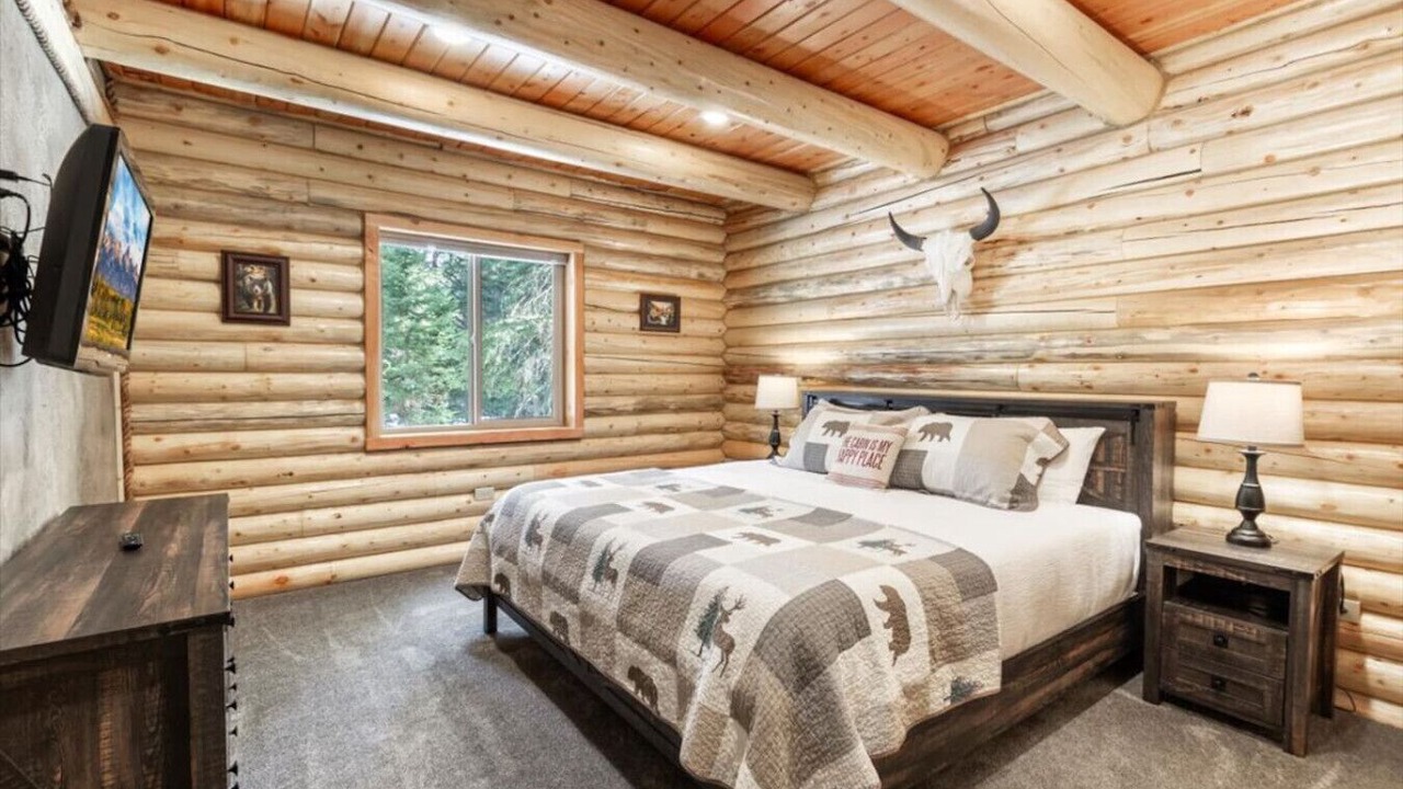 Photo of Bedroom in West Yellowstone
