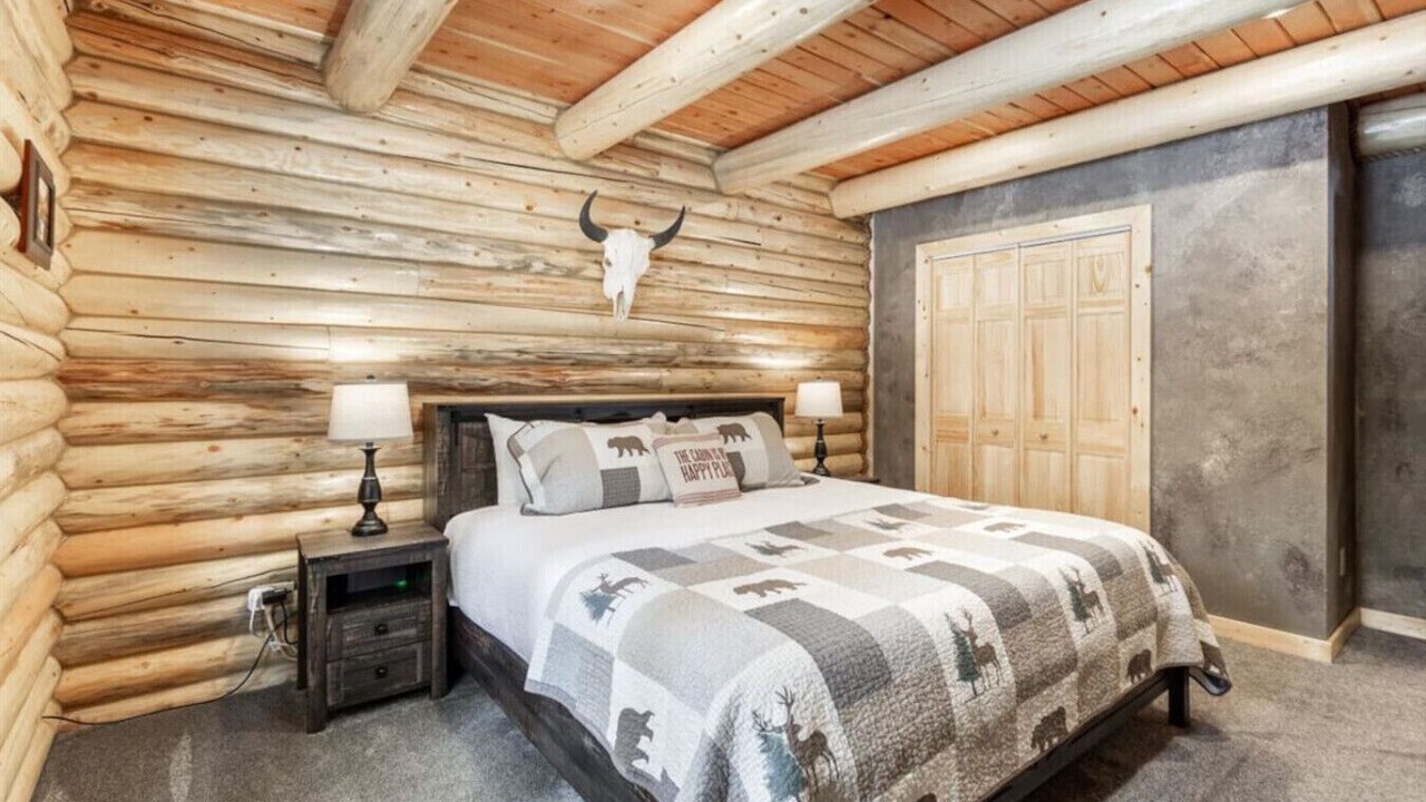 Photo of Bedroom in West Yellowstone