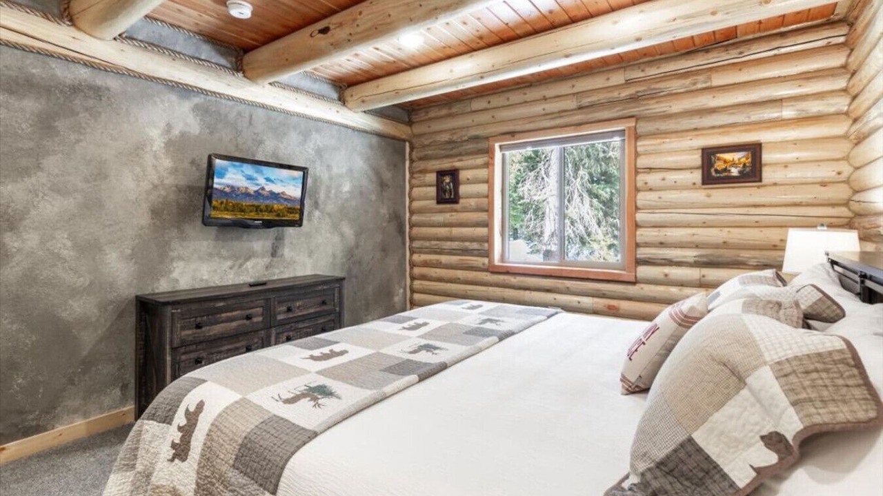 Photo of Bedroom in West Yellowstone