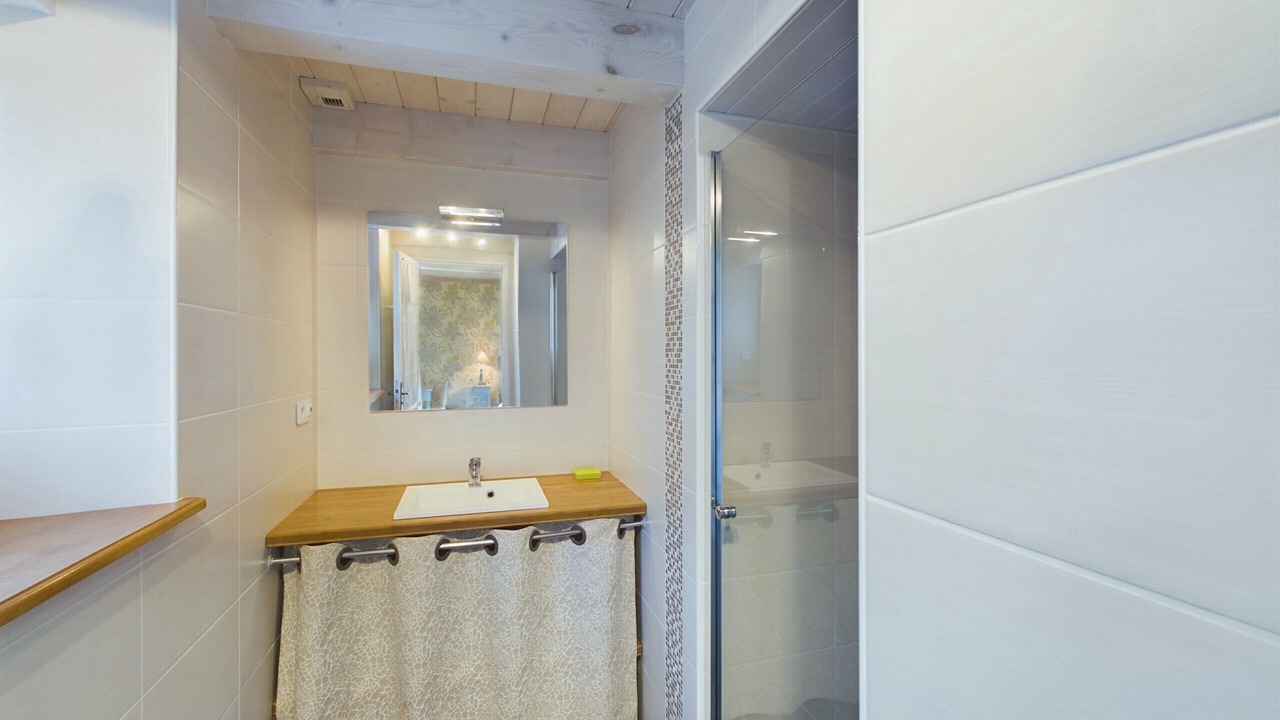 Photo of Bathroom in Plovan