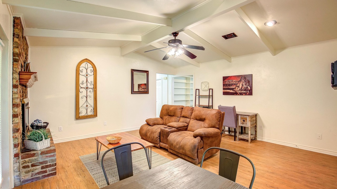 Photo of Livingroom in Commerce