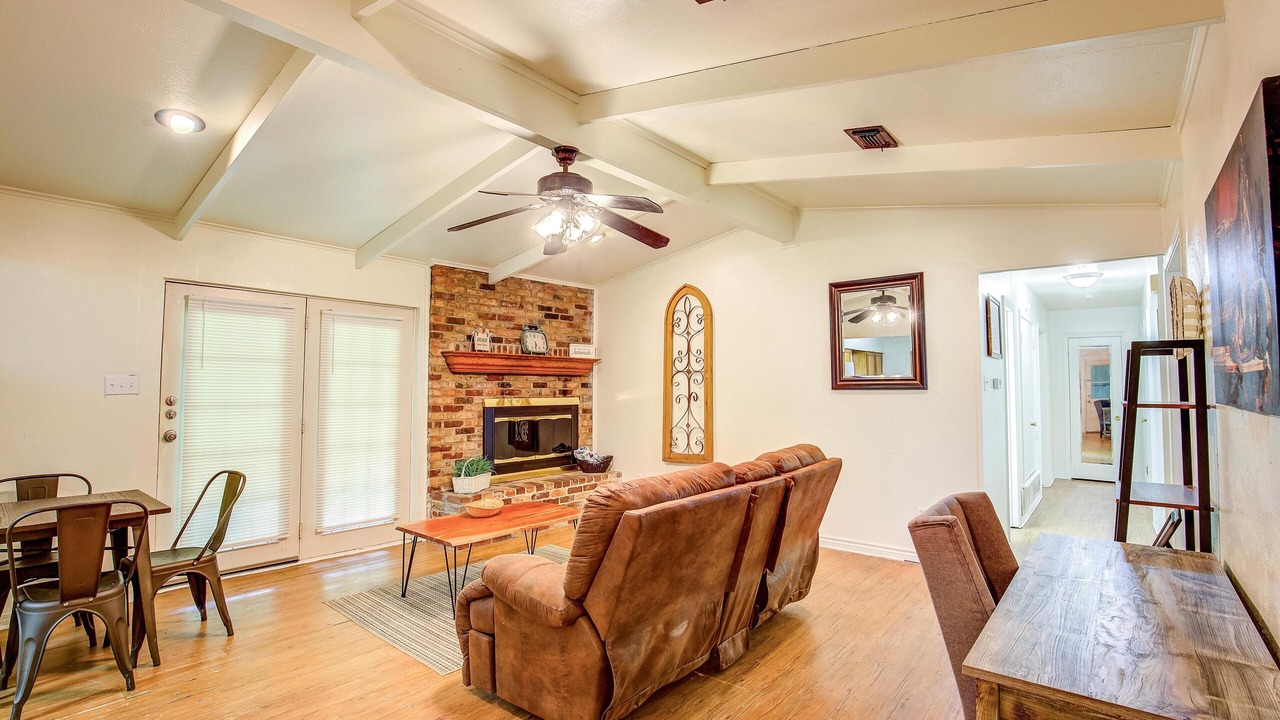 Photo of Livingroom in Commerce