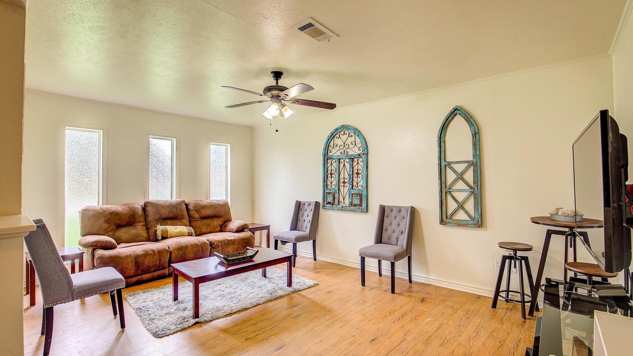 Photo of Livingroom in Commerce