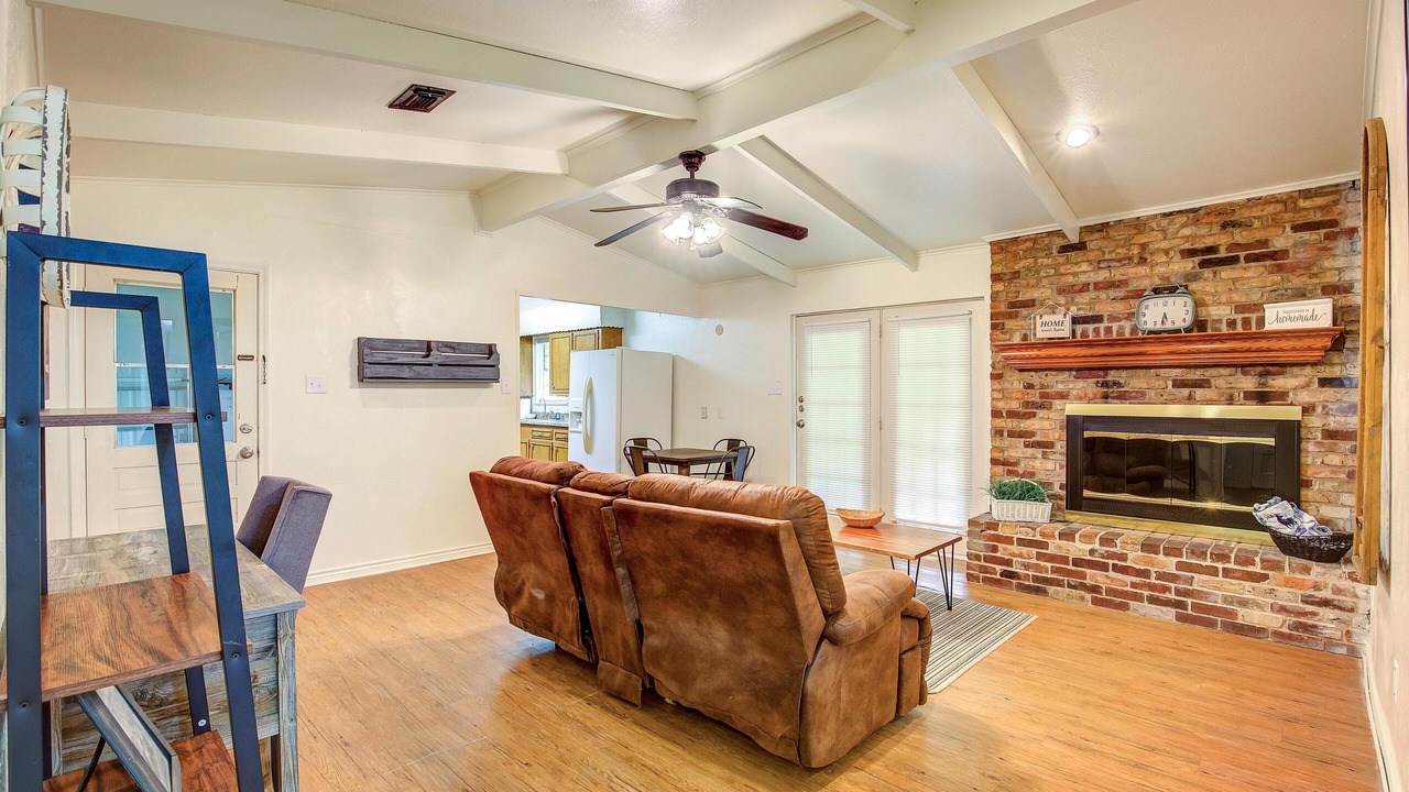 Photo of Livingroom in Commerce
