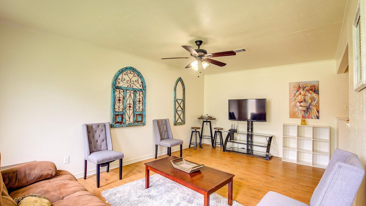 Photo of Livingroom in Commerce