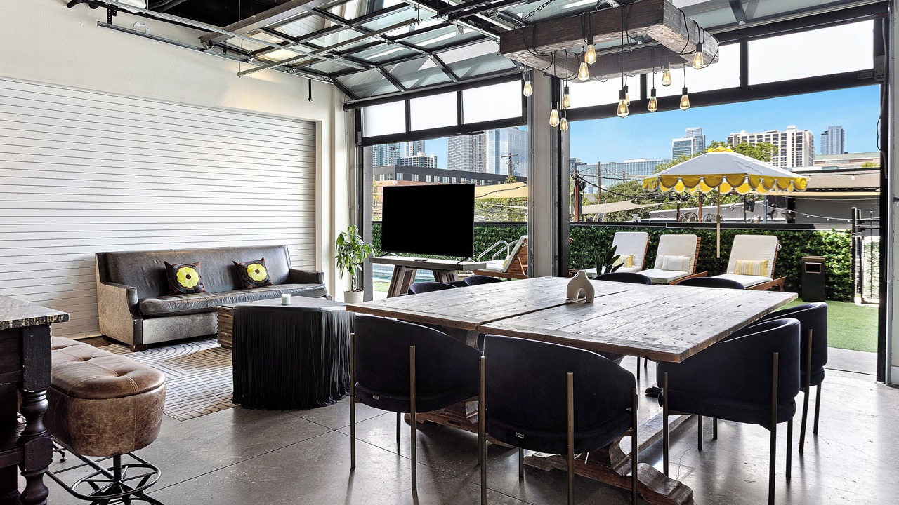Photo of Livingroom in East Cesar Chavez