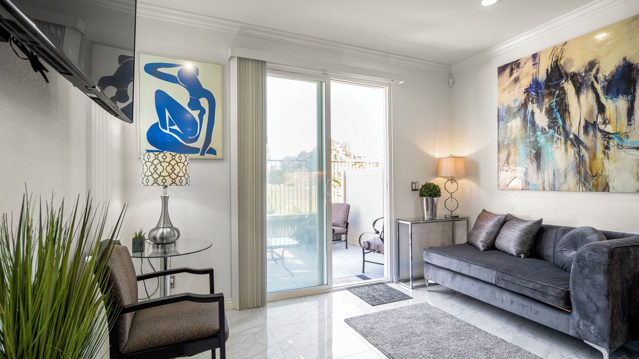 Photo of Livingroom in Eastlake Greens