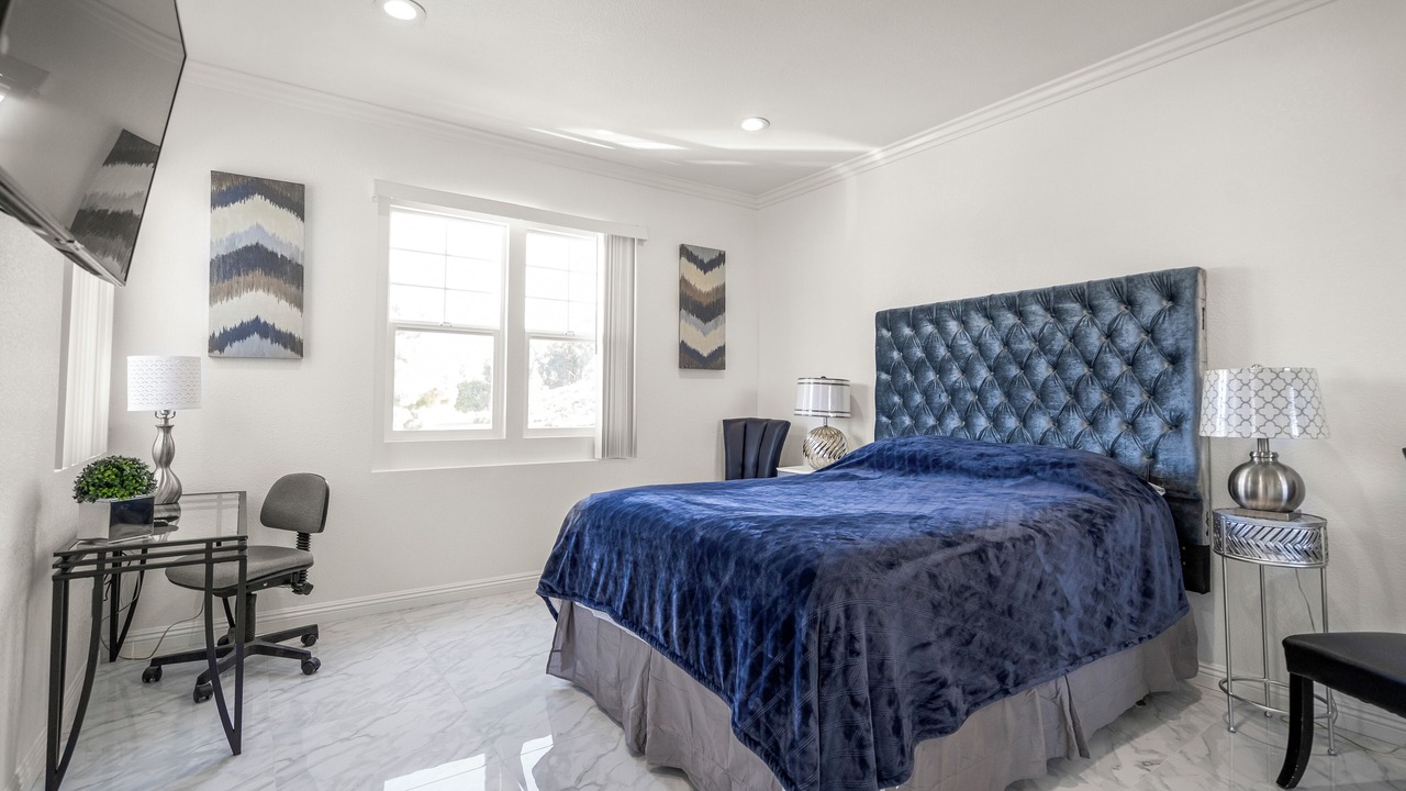 Photo of Bedroom in Eastlake Greens