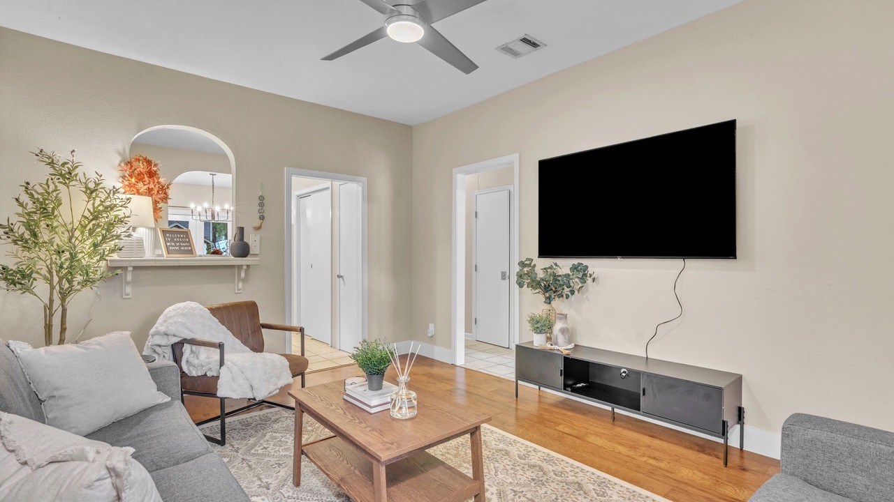 Photo of Livingroom in East Cesar Chavez