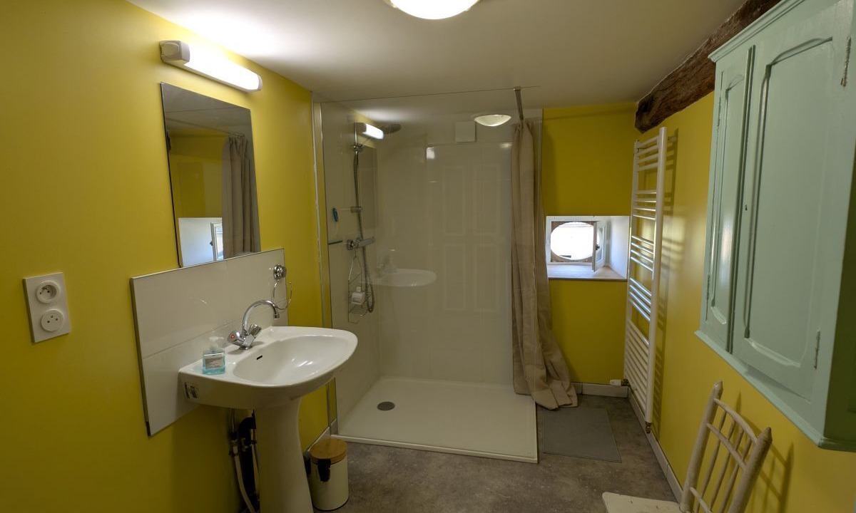 Photo of Bathroom in Pouru-Saint-Remy