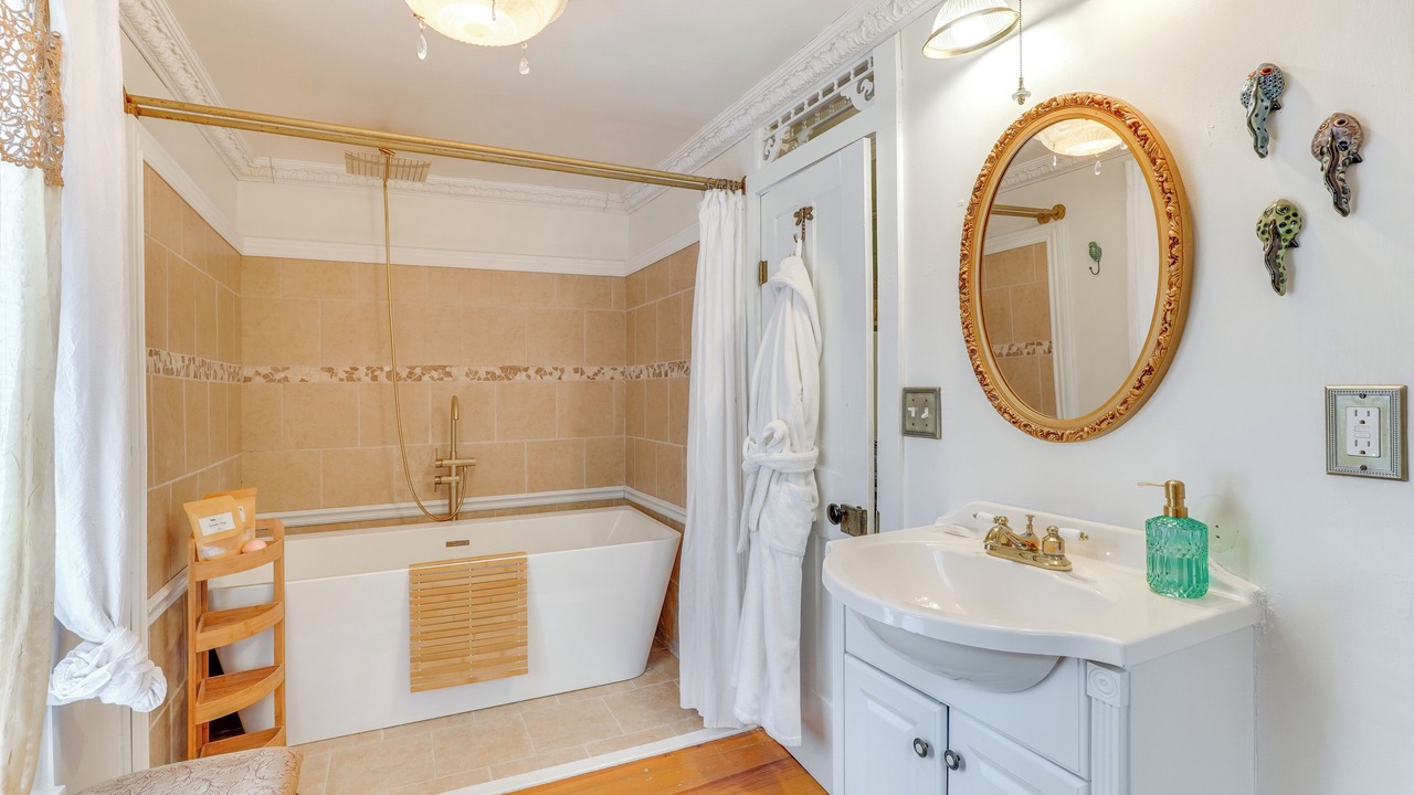 Photo of Bathroom in Eureka Springs Historic District