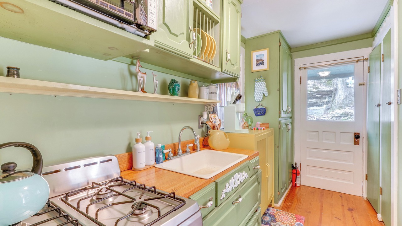Photo of Kitchen in Eureka Springs Historic District