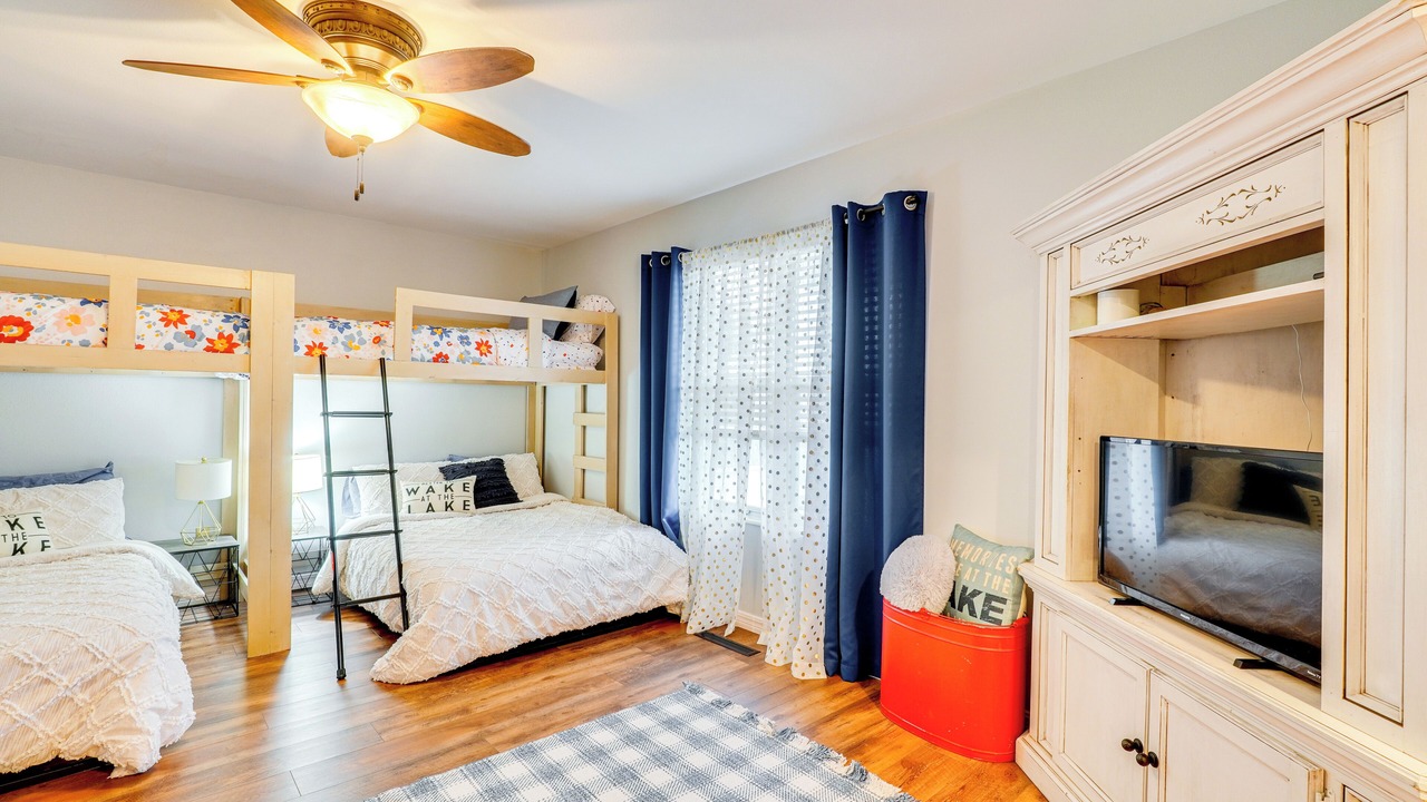 Photo of Bedroom in Grove