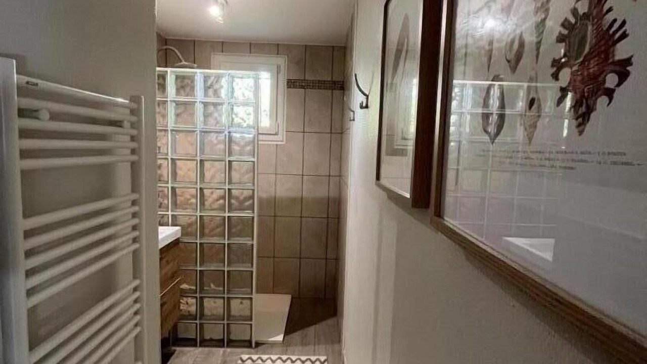 Photo of Bathroom in Saint-Leonard