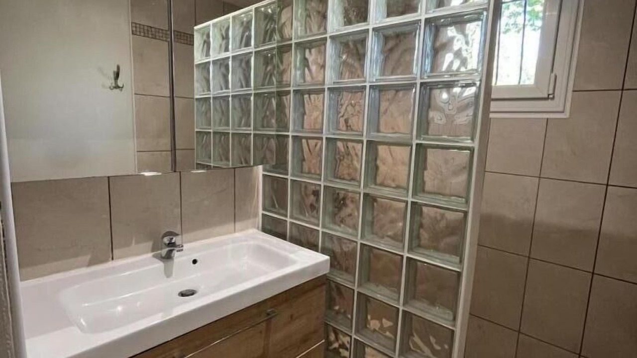 Photo of Bathroom in Saint-Leonard