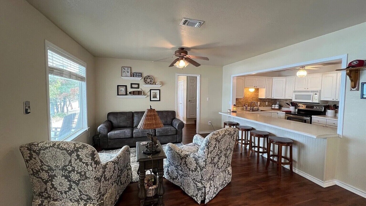 Photo of Livingroom in Graford