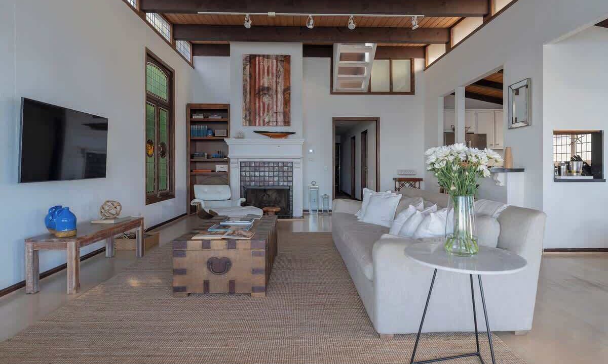 Photo of Livingroom in Western Malibu