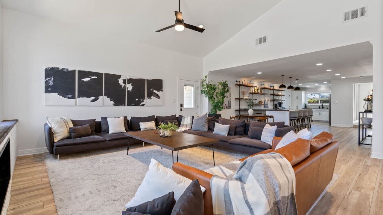 Photo of Livingroom in University Hills and Windsor Park
