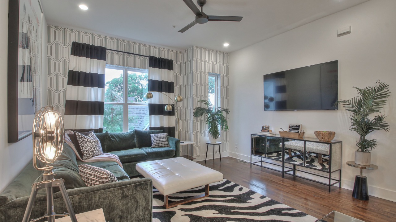 Photo of Livingroom in Hillsboro West End