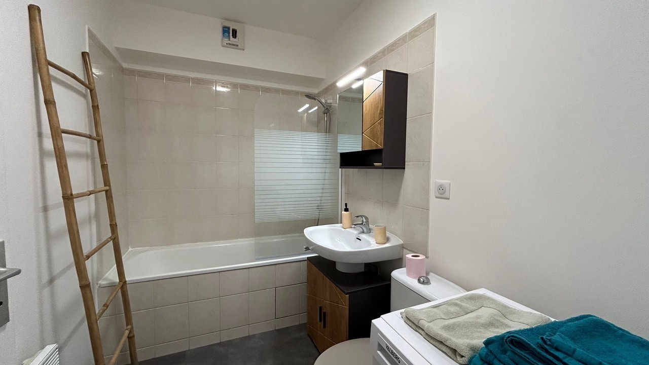 Photo of Bathroom in Guyancourt