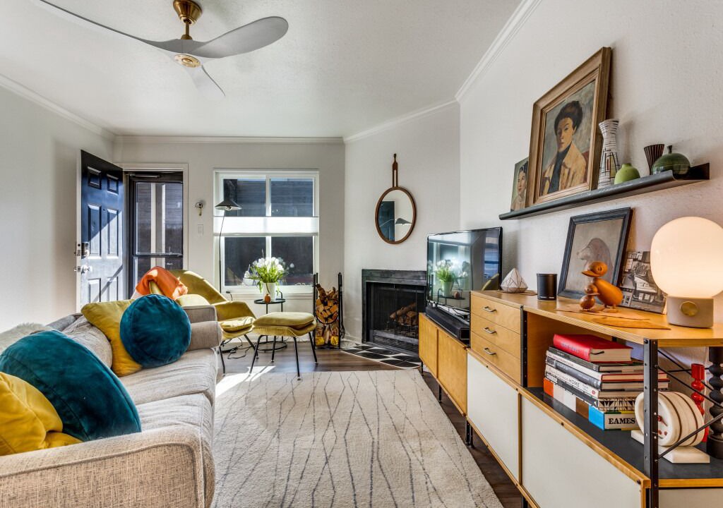 Photo of Livingroom in South River City