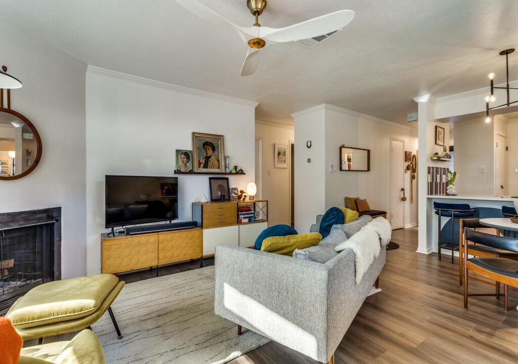 Photo of Livingroom in South River City