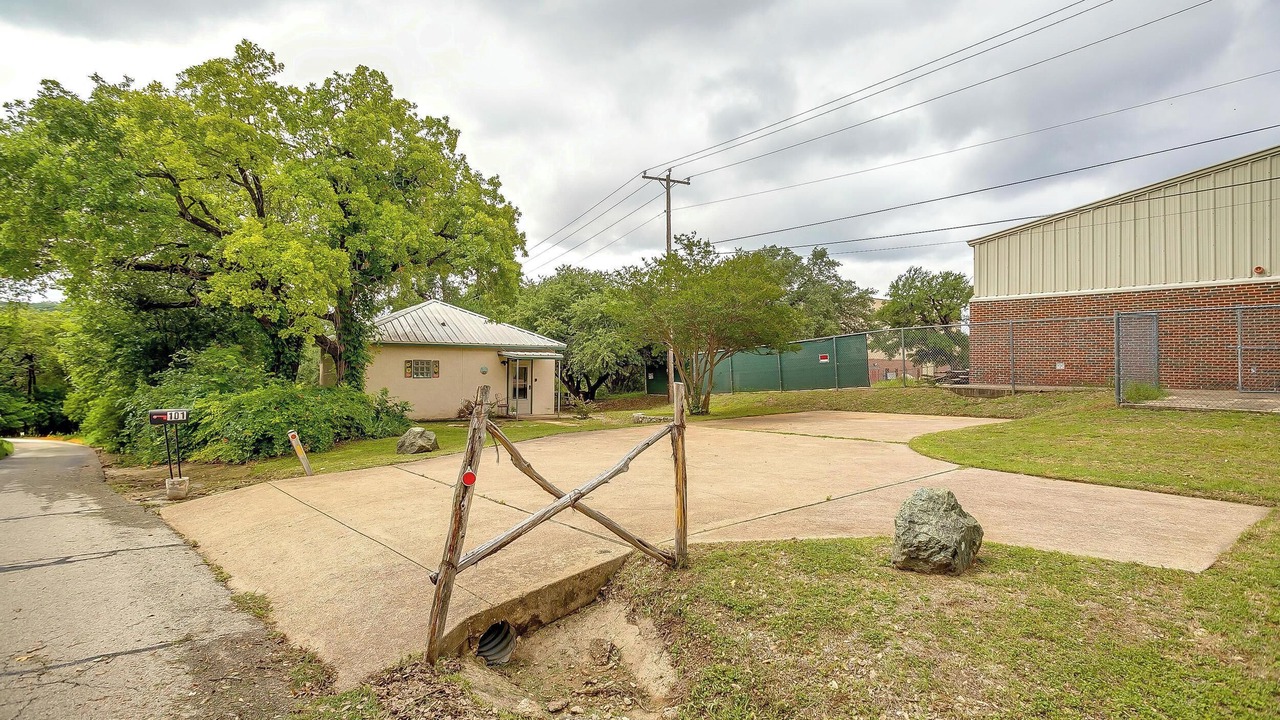 Photo of Bedroom in Glen Rose