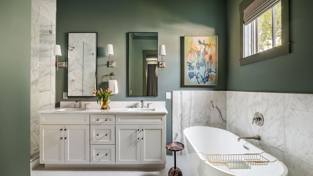 Photo of Bathroom in Thunderbolt