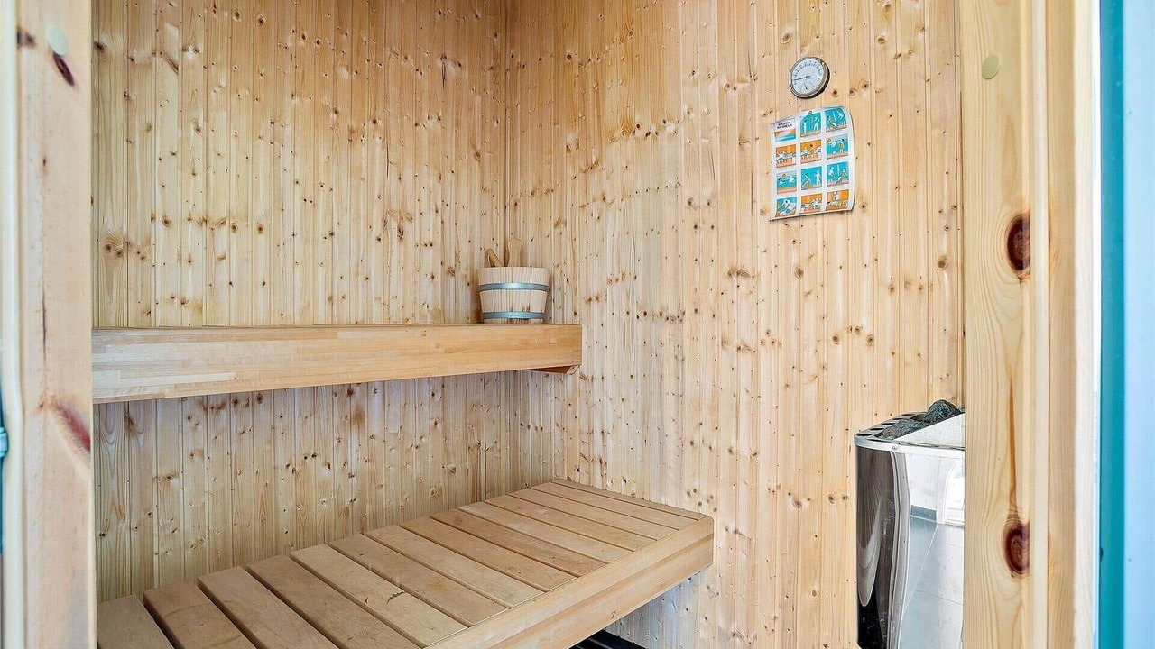 Photo of Others in Hou