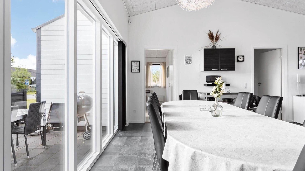 Photo of Others in Hou