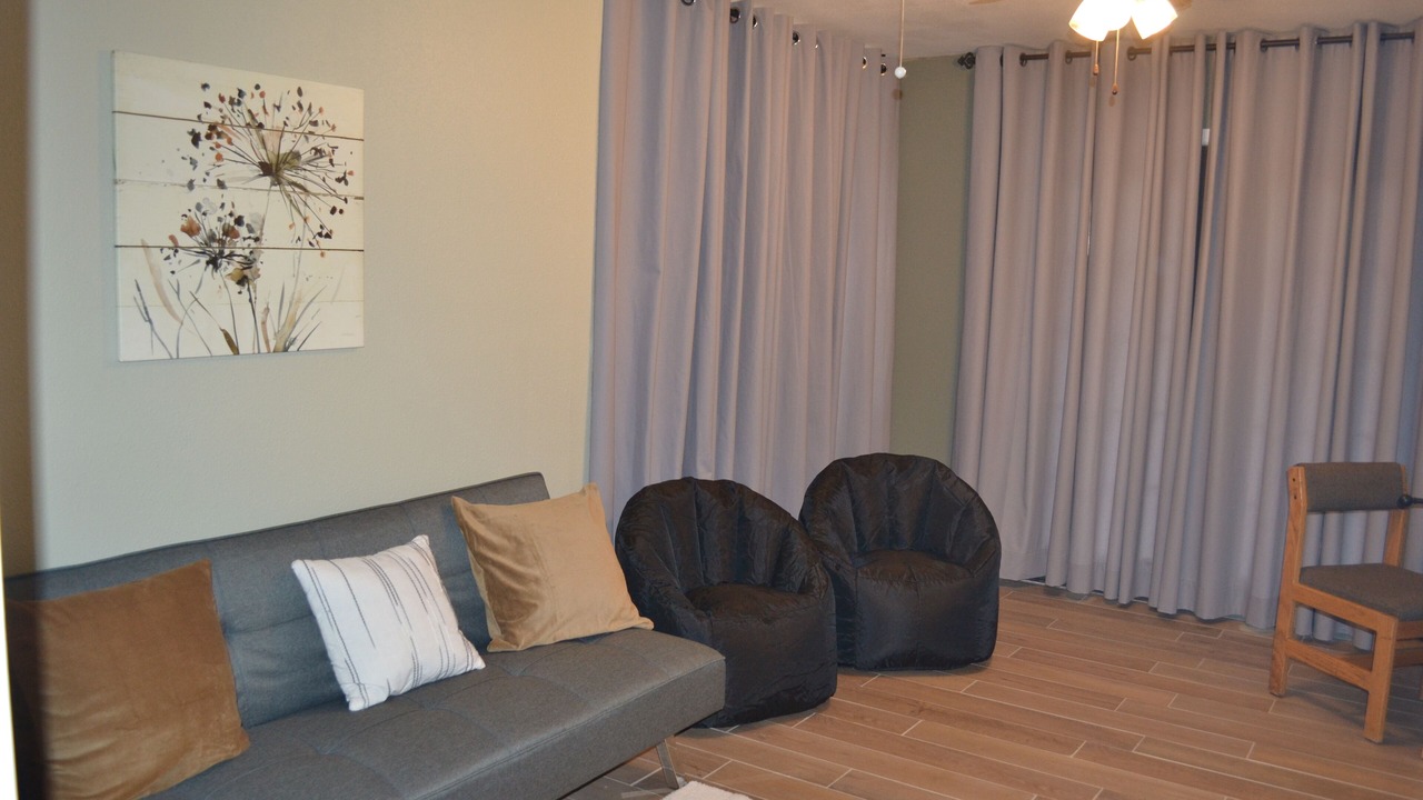 Photo of Livingroom in Leon Junction