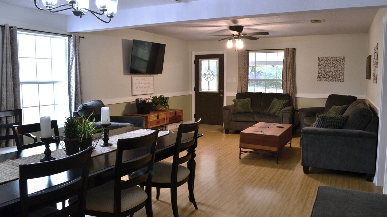 Photo of Livingroom in Leon Junction
