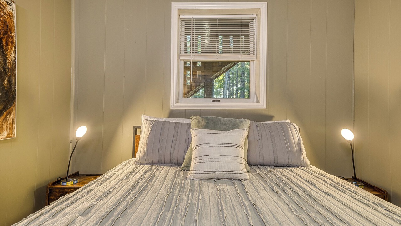 Photo of Bedroom in Walnut Mountain