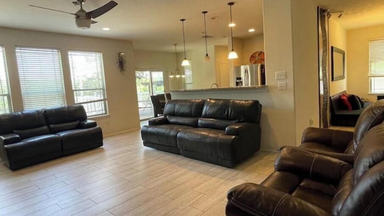 Photo of Livingroom in Far North Central