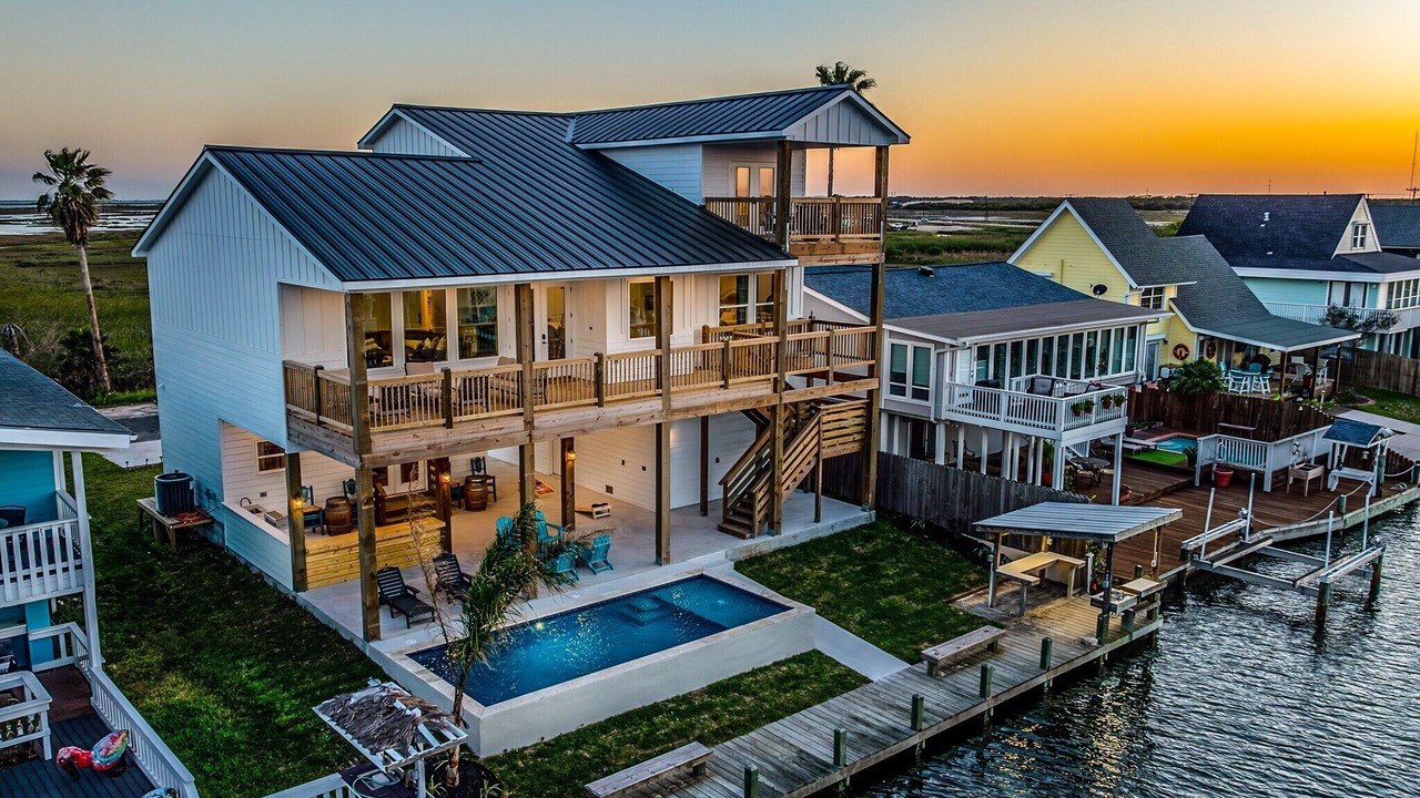 Photo of Outdoor in City-by-the Sea