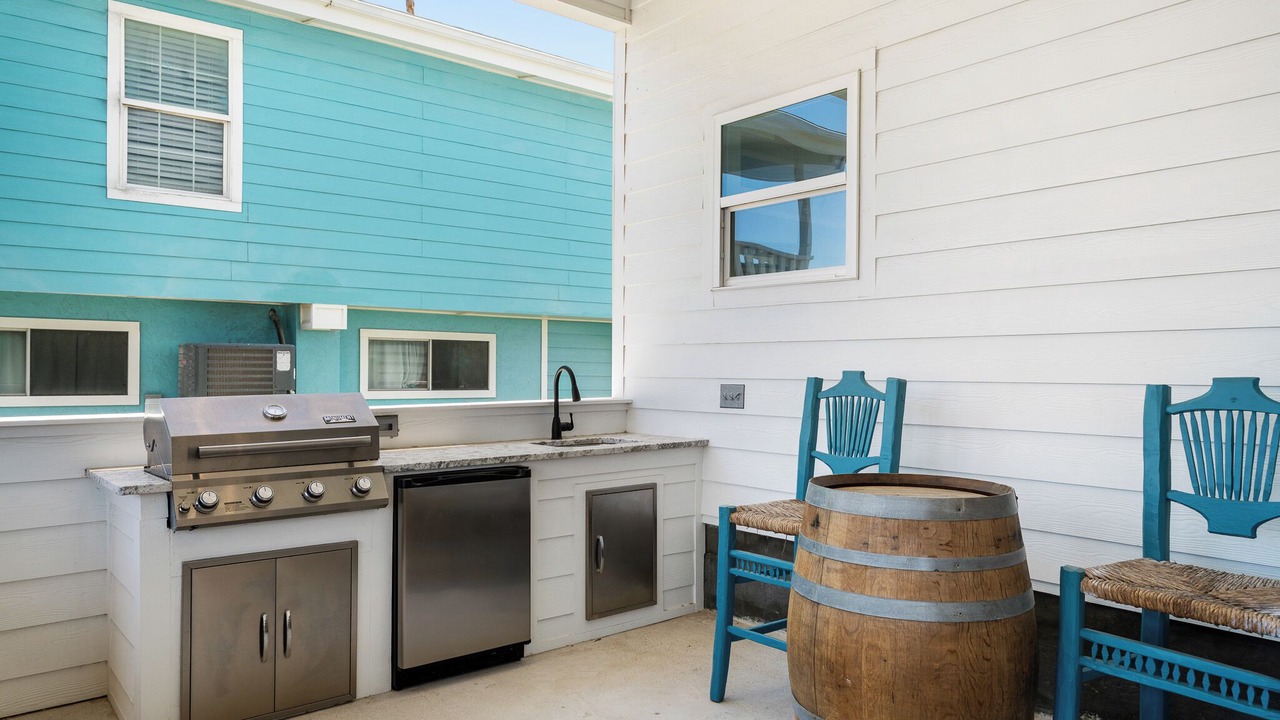 Photo of Patio Balcony in City-by-the Sea
