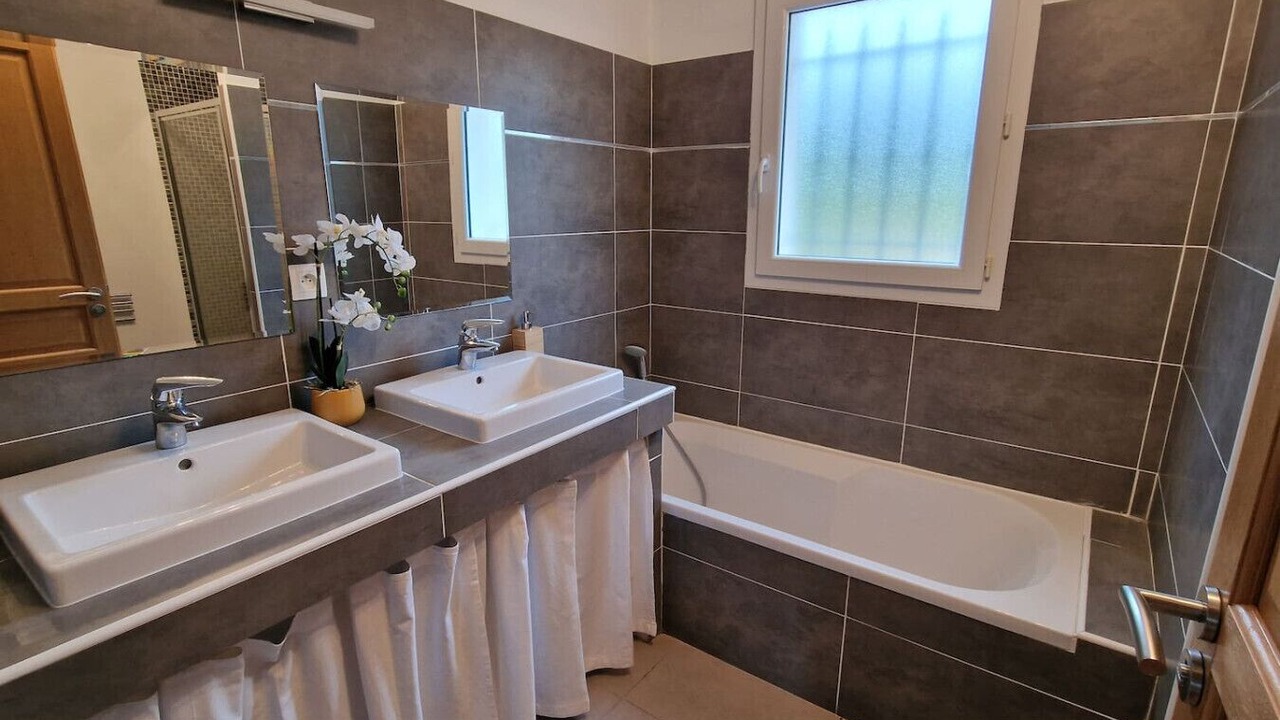 Photo of Bathroom in Aurons