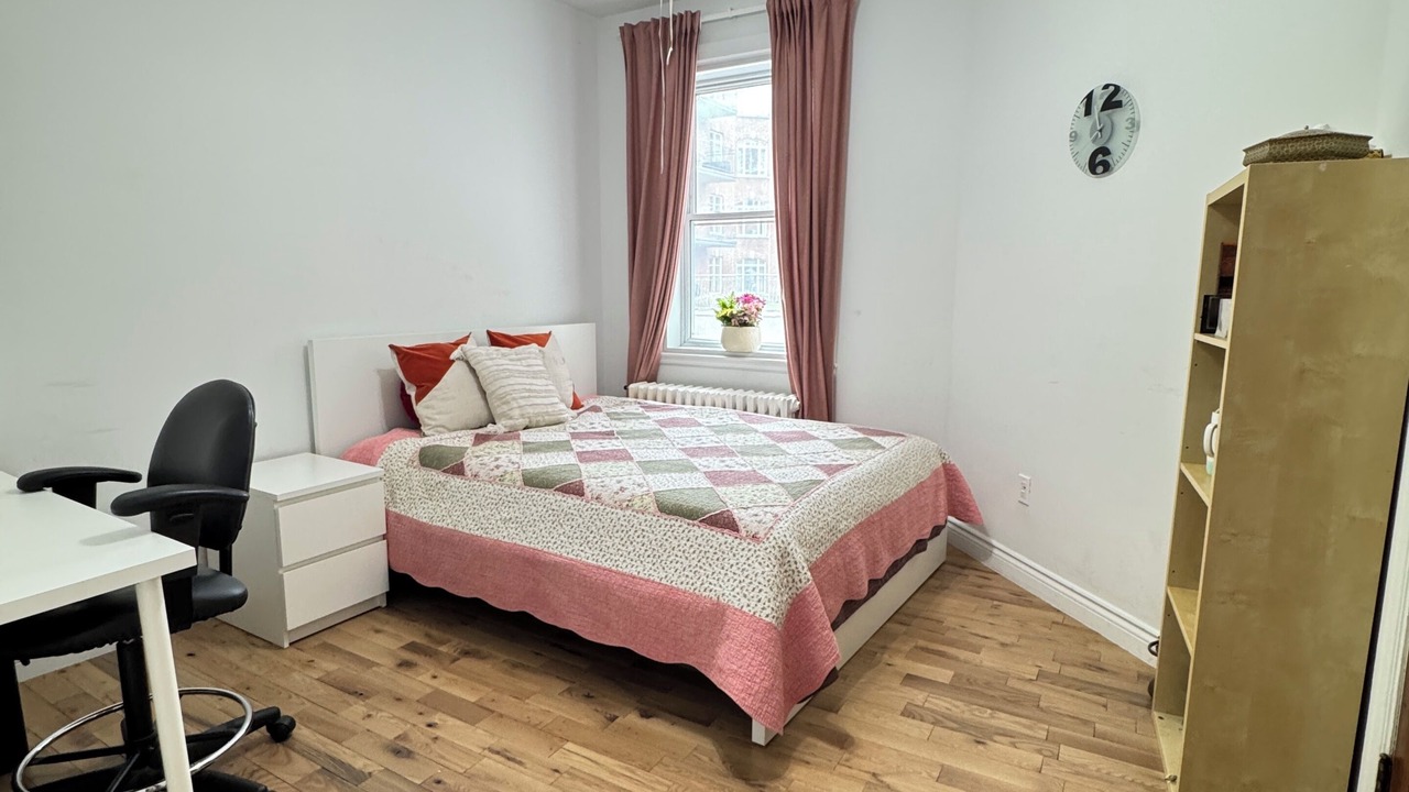 Photo of Bedroom in Cote-Des-Neiges—Notre-Dame-De-Grace